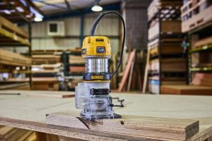 Κουρευτικό Περιθωρίων 900W 8mm Σταθερής Βάσης Dewalt D26200-QS - Image 3