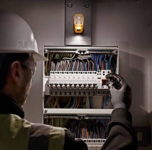 Επαναφορτιζόμενος Φακός LED Αδιάβροχος IP54 Έως 1000lm Dewalt DCL183 - Image 3